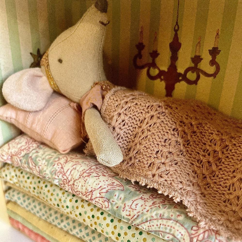 Maileg Princess and the Pea, Big Sister Mouse - Image 3